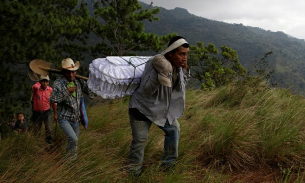 Familias guatemaltecas lloran la muerte de niños mientras se propaga el hambre
