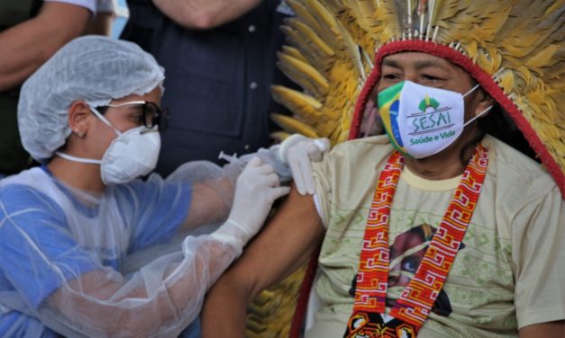 Caos na pandemia: Indígenas viram alvo de fake news antivacina